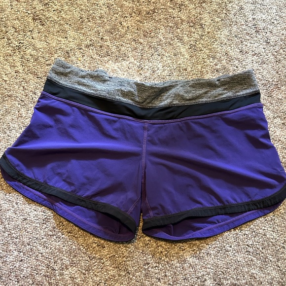 Lululemon shorts size 8 - Picture 2 of 2